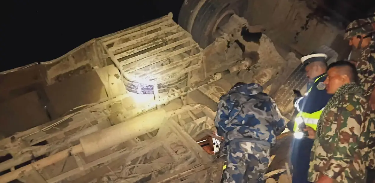 त्रिशुली नदी किनारमा दुर्घटना  हुदाँ १७ को मृत्यु , २४ घाइते