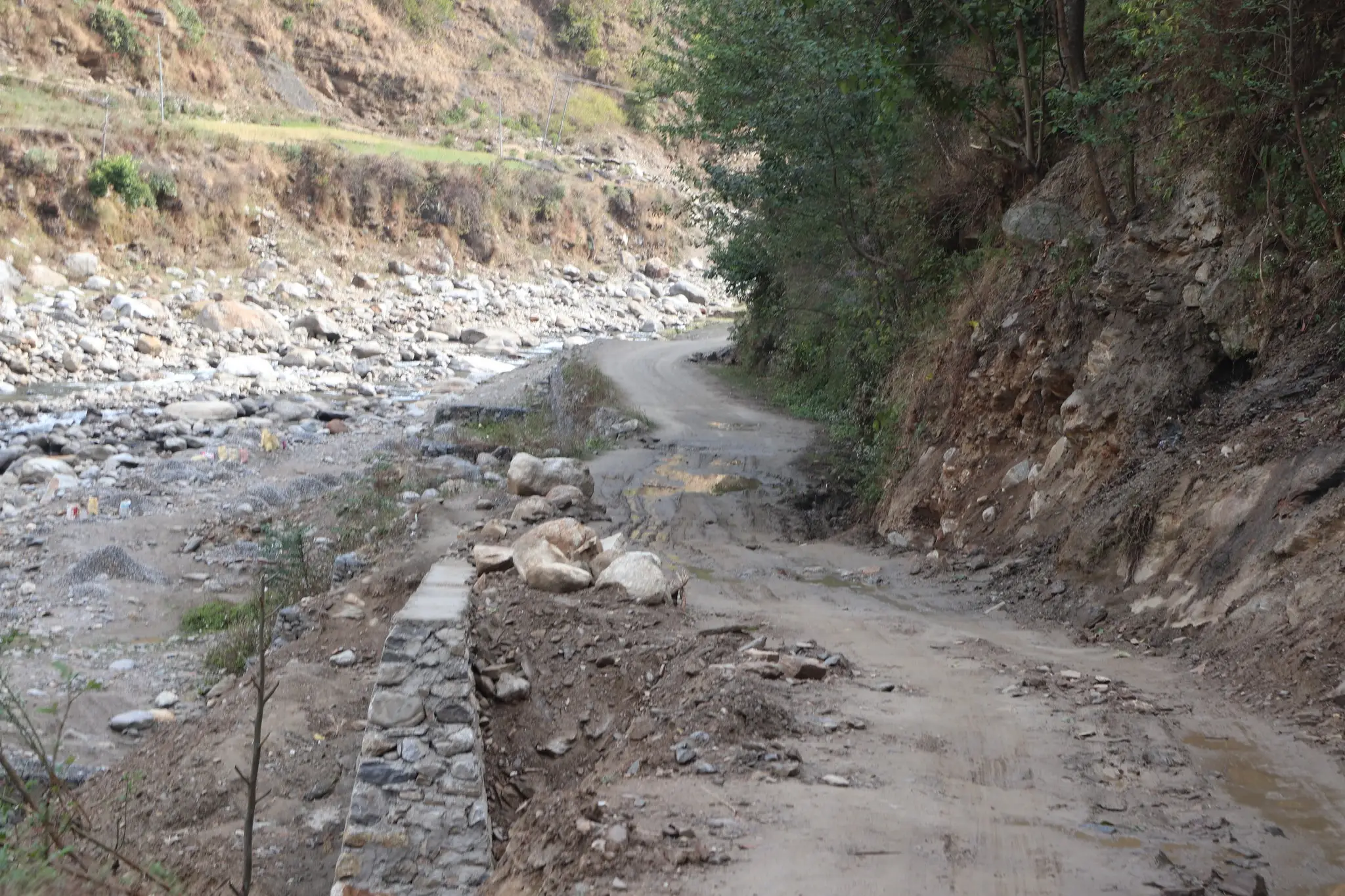 रामारोशन पुग्ने सडक  ठेकेदारले पारेका छन् अलपत्र