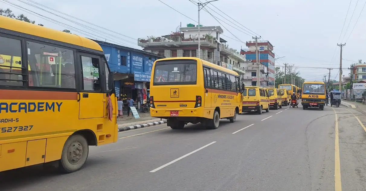 विद्यालय बससहित धनगढीमा विरोध प्रदर्शन