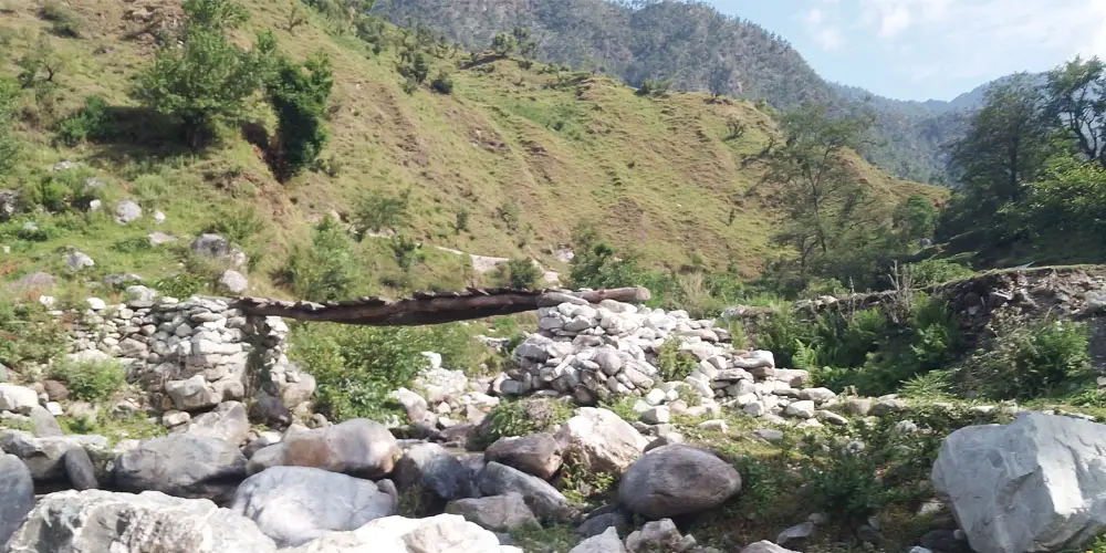 काठे पुलमा जोखिमपूर्ण यात्रा गर्नुपर्ने बाध्यता