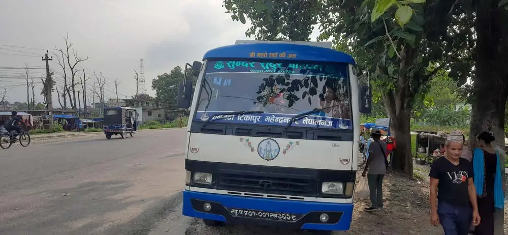 टीकापुर–धनगढी सडकमा चल्ने सवारीधनीले चर्को भाडा असुली गर्दा यात्रु मारमा