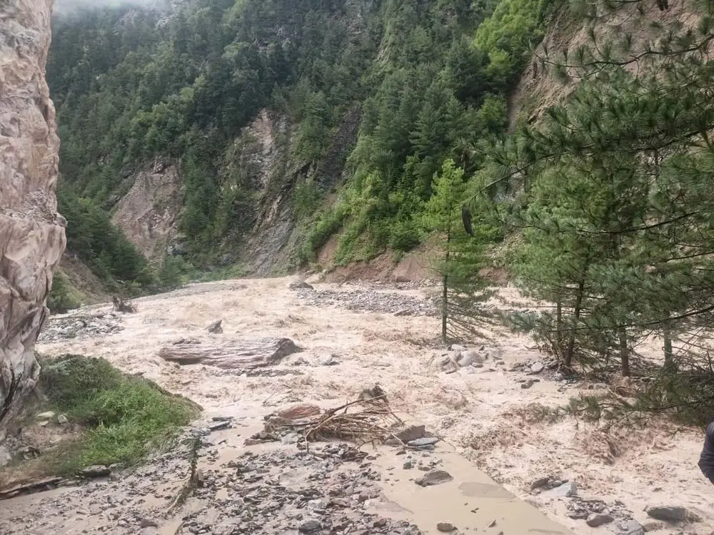 बाढीले पुल र सडक बगाउँदा दुई गाउँको सम्पर्क टुट्यो