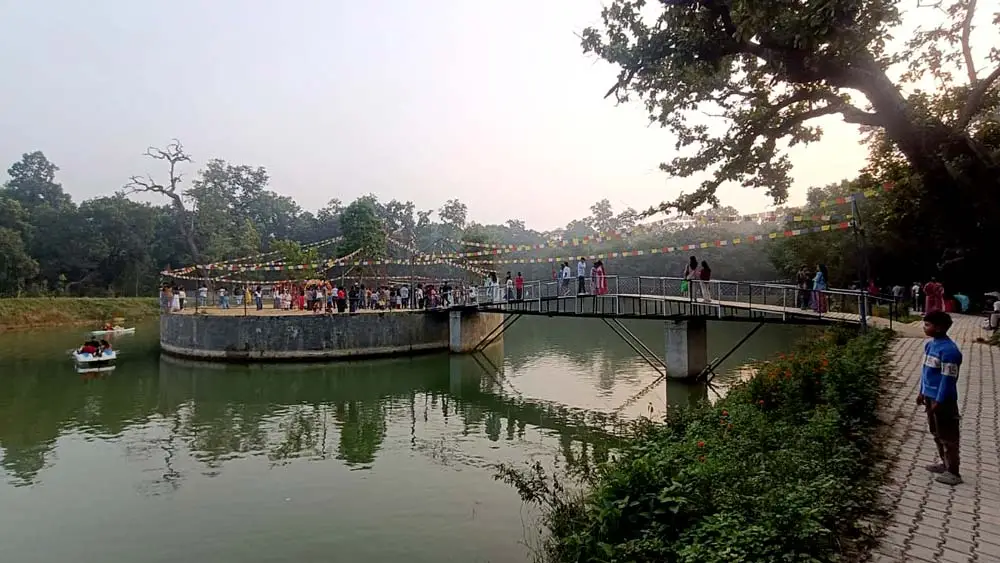 धनगढीको मनहेरा सामुदायिक वनमा रहेको चन्द्रमुखी ताल आन्तरिक पर्यटकले भरिभराउ