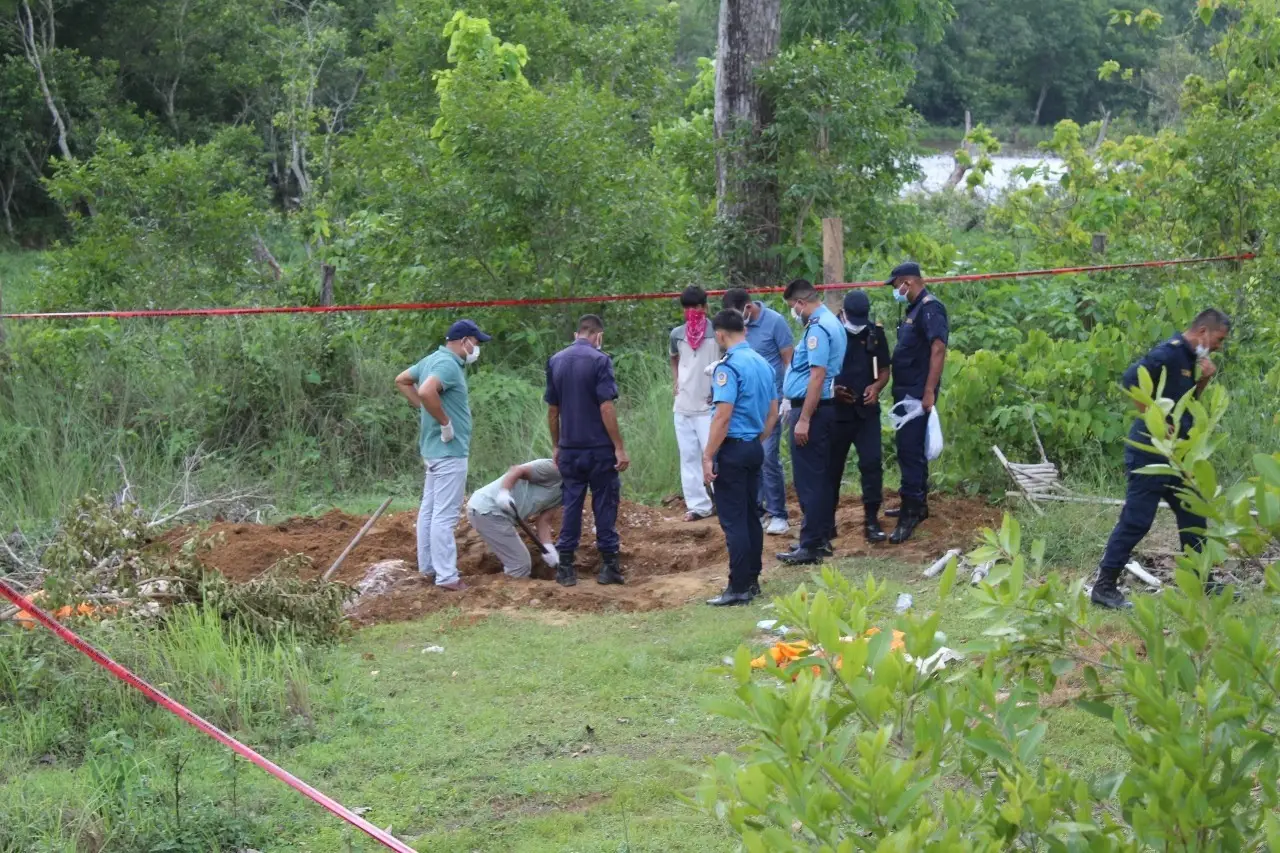 धनगढीमा गाडिएको शव प्रहरीद्धारा उत्खनन्, मृतकका भान्जा र भाइ पक्राउ