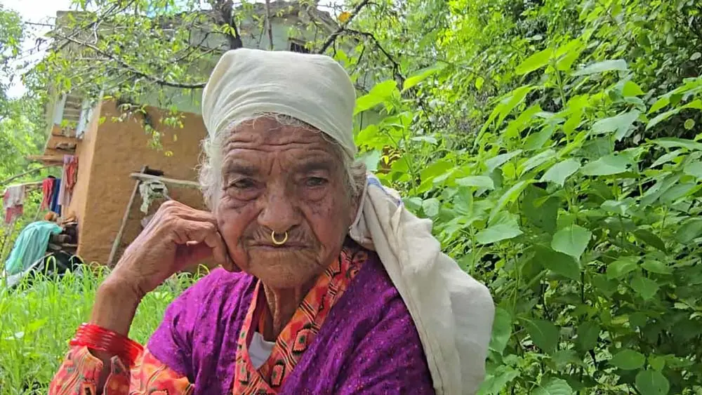 बेपत्ता छोराको पर्खाइमा सय वर्षीय आमा