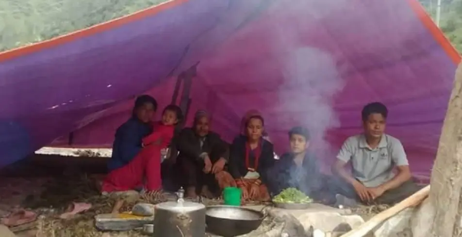 बाजुराका पहिरोपीडितलाई चिसोको चिन्ता