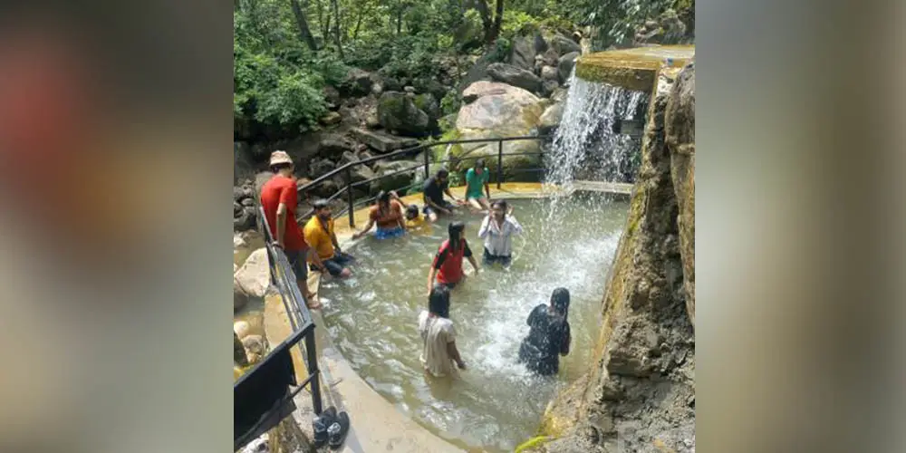 पर्यटकको आकर्षक गन्तव्य बन्दै आमपानी झरना