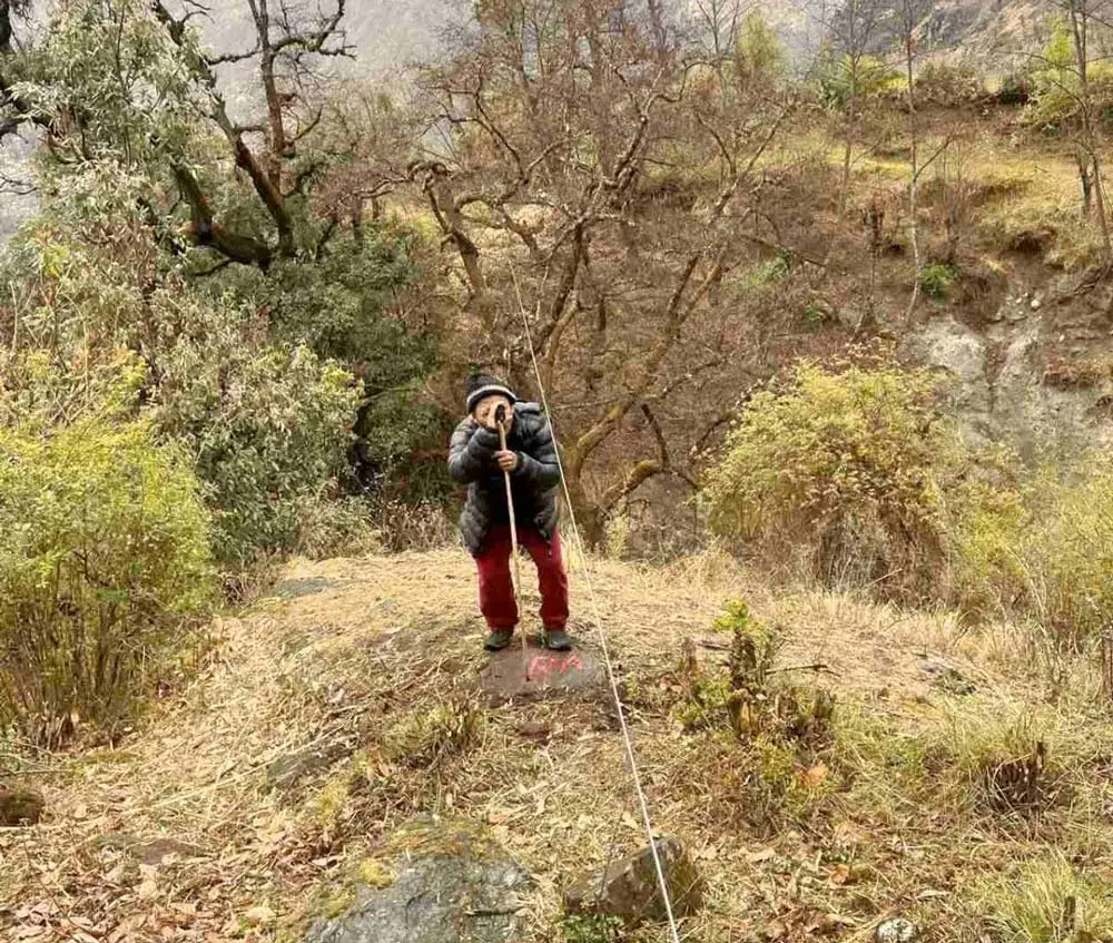 दार्चुलाको काठा दुम्लिङमा श्रमदानमार्फत झोलुङ्गे पुल निर्माण गर्ने