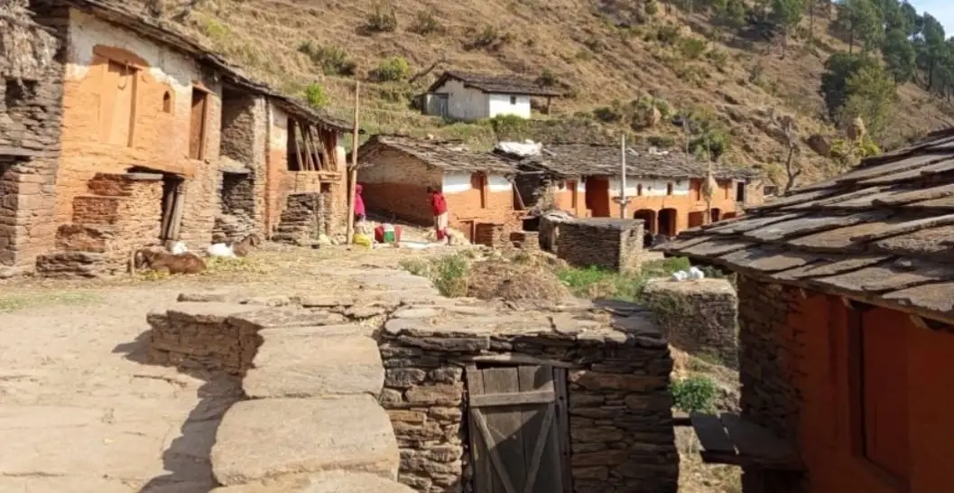 बसाइँसराइले सुनसान बन्दै बैतडीका गाउँ