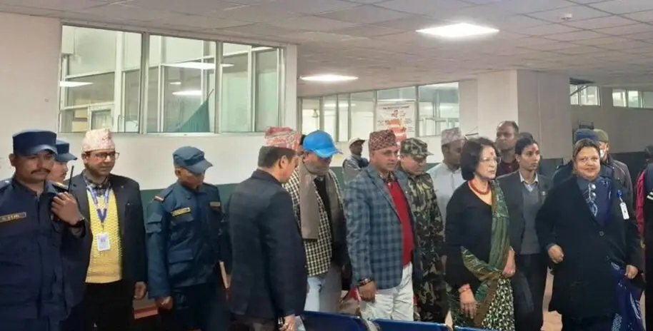 स्वास्थ्यमन्त्री गौतमद्धारा डडेल्धुरा अस्पतालको अनुगमन