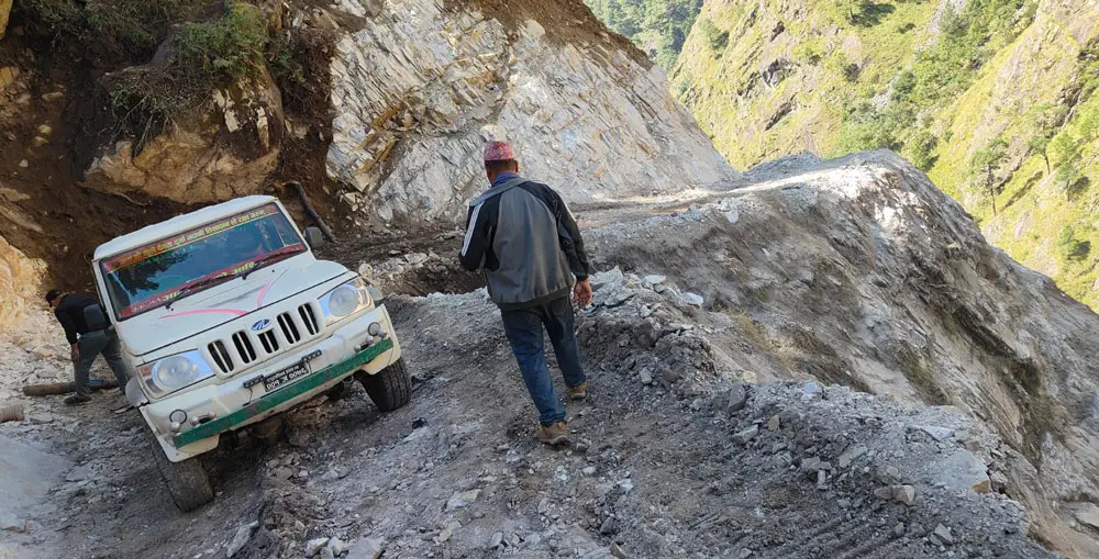 अपि सडक निर्माणमा ढिलाइ