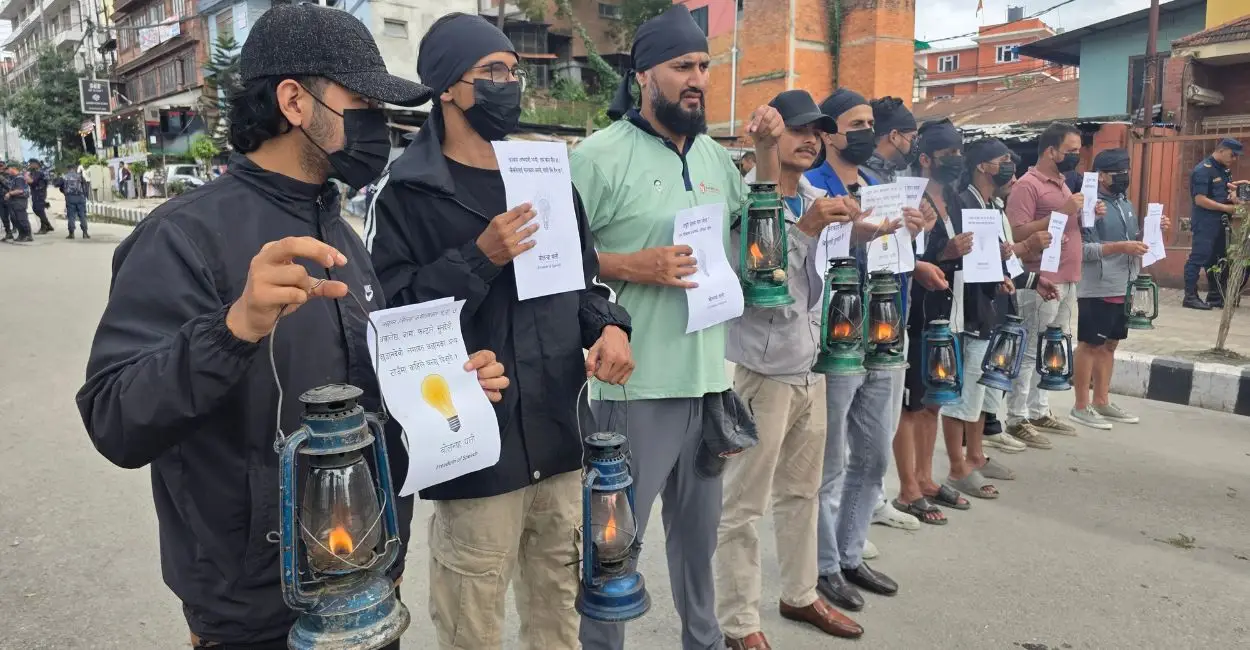 बिजुली माग्दै सुदूरपश्चिमवासी : दिउँसै लालटिन बालेर काठमाडौंमा गरे प्रदर्शन