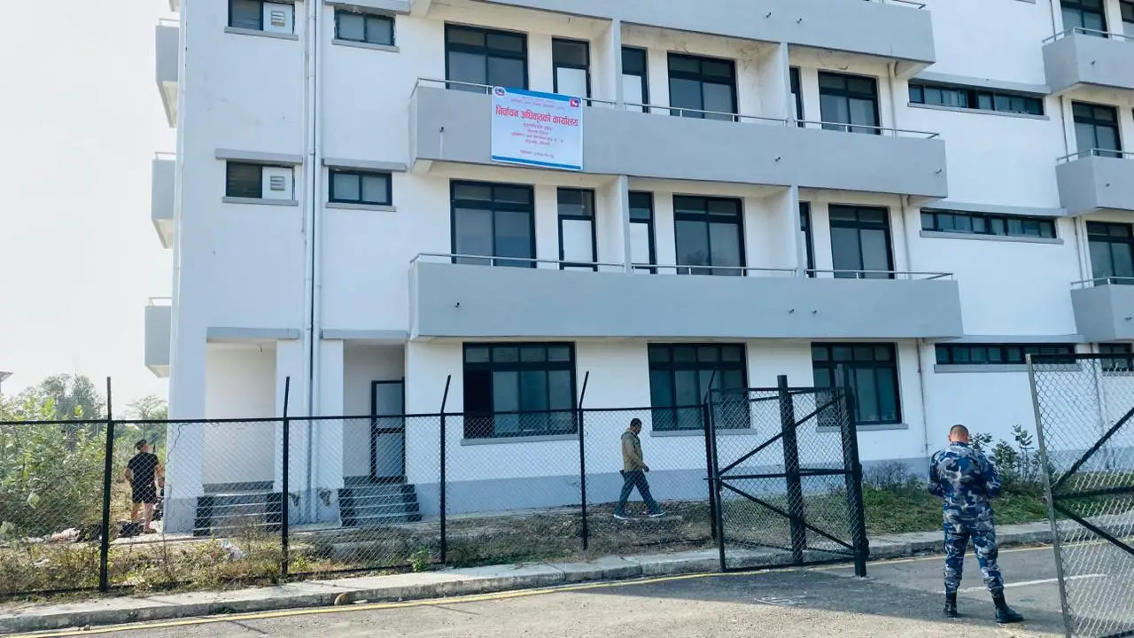 कैलाली – ४ मा रहेको निर्वाचन अधिकृतको कार्यालय सर्‍यो