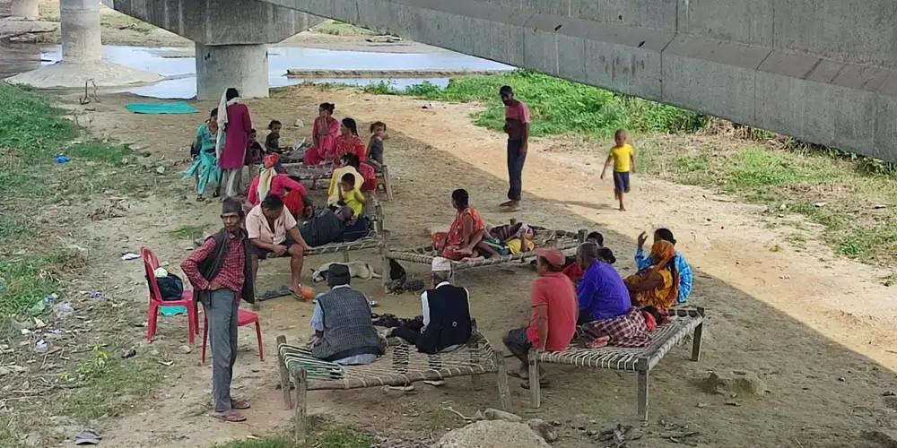 दुई दशकदेखि राजमार्गको पुलमुनि बास