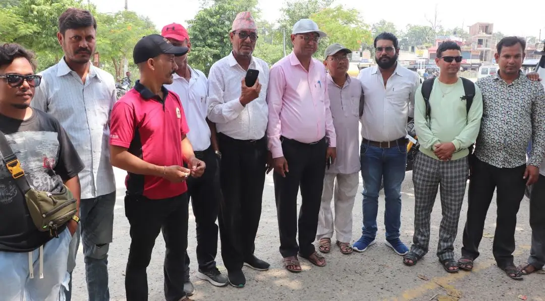 चौकीडाँडा–फल्टुडे सडक निर्माणमा ठेकेदारले लापरवाही गरिरहेको भन्दै जनप्रतिनिधिले सडक आन्दोलन गर्ने