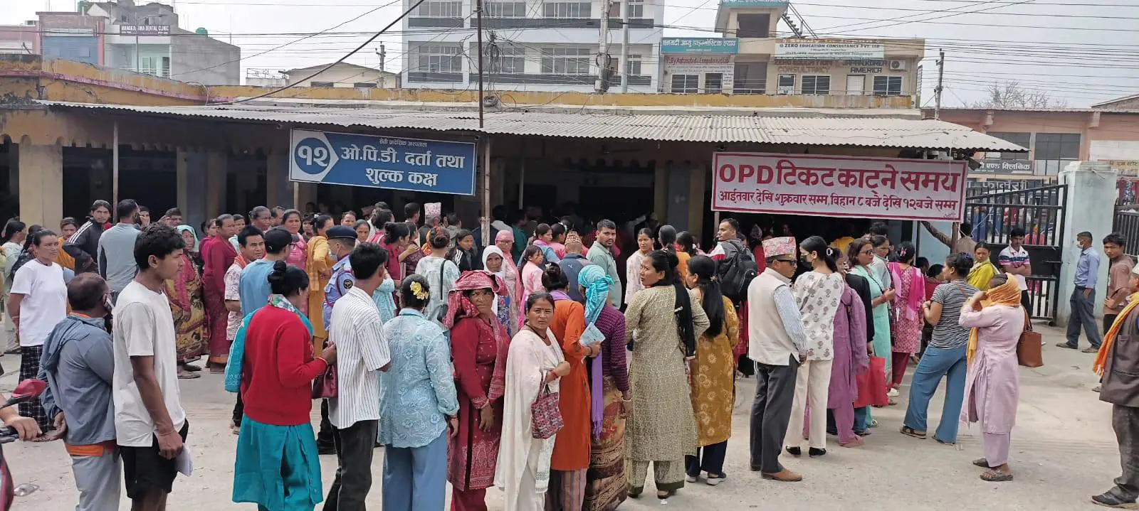 सहज छैन सेती अस्पतालमा उपचार गर्न: टिकट काट्नै घण्टौँ लाइनमा उभिनुपर्छ