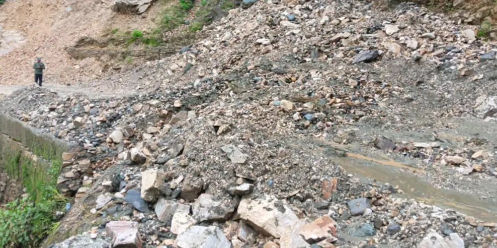 पहिरोले महाकाली लोकमार्ग अवरुद्ध