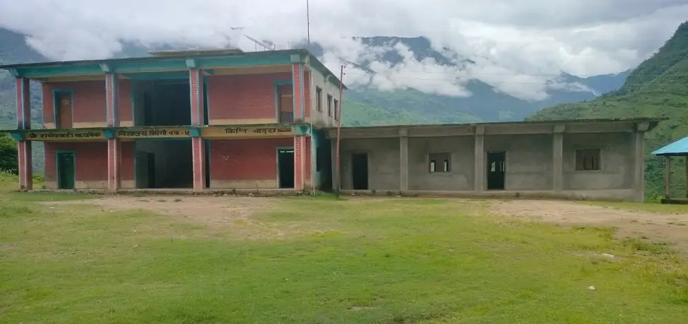 बाजुराको त्रिवेणी नगरपालिका–५ मा रहेको रामेश्वरी माविमा  खानेपानीको चरम अभाव