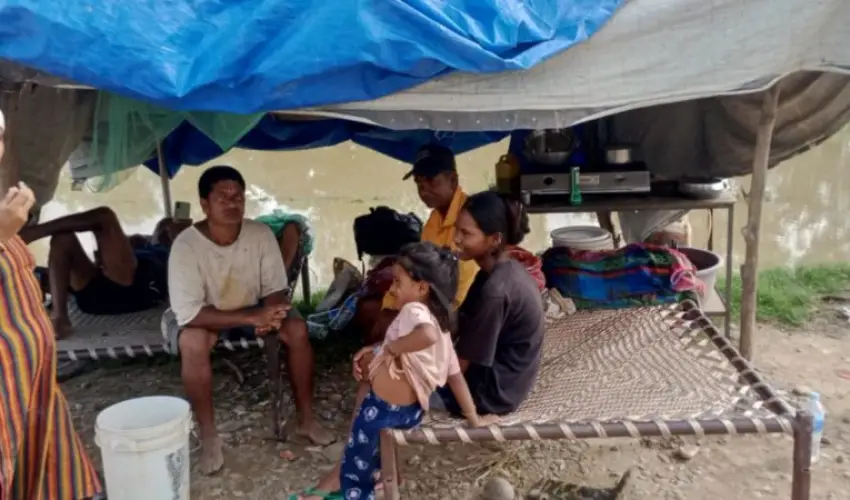 शुक्लाफाँटाको लठ्ठागौरीका बासिन्दा बाढीको त्रासले त्रिपाल टाँगेर बस्न बाध्य