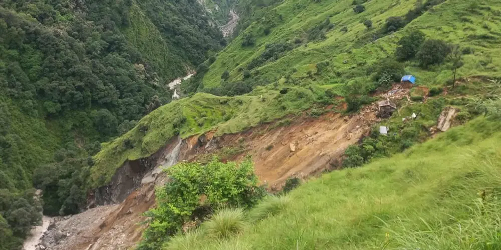 दार्चुलामा पहिरोले पाँच परिवार विस्थापित