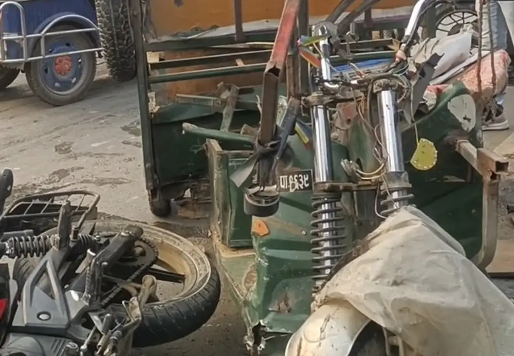 धनगढीमा अटो रिक्सा र मोटरसाइकल दुर्घटना हुँदा ३ जना घाइते