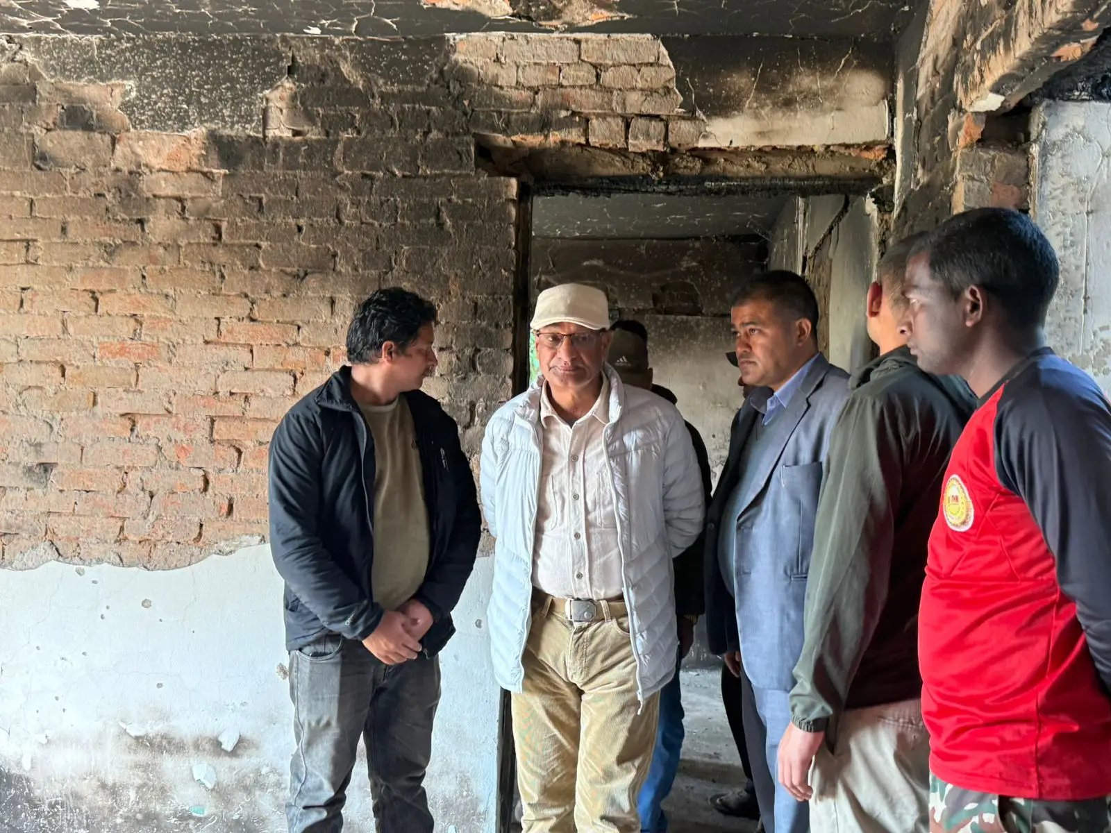 ५ महिनापछि जलेको घर हेर्न पुगे पुर्वगृहमन्त्री लेखक