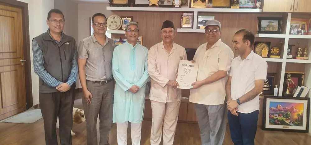 मालपोत तिर्न डडेलधुरा धाउँदै बैतडीवासी