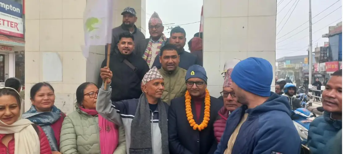 कैलाली ५ मा सहिदको फोटोमा माल्यार्पण गरी कांग्रेस उम्मेदवारको घरदैलो सुरु