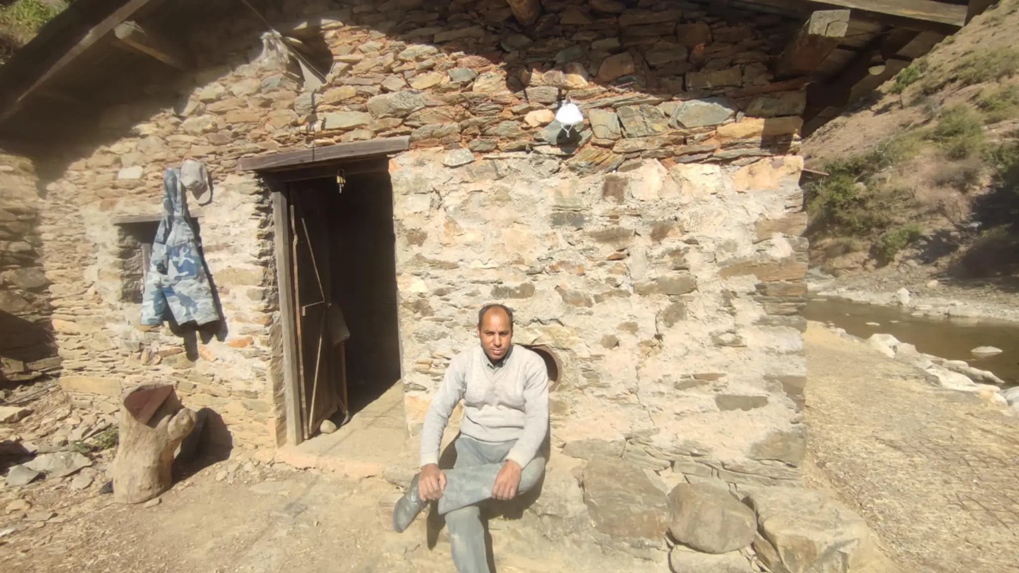 बिदेश छोडेर गाउँमै व्यावसायिक घट्टबाटै मनज्ञ आम्दानी गर्छन् बैतडीका भण्डरी