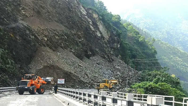 मुग्लिन–नारायणगढ सडक आज बिहान ११ बजेसम्म खुलाउने गरी पहिरो पन्छ्याइदै