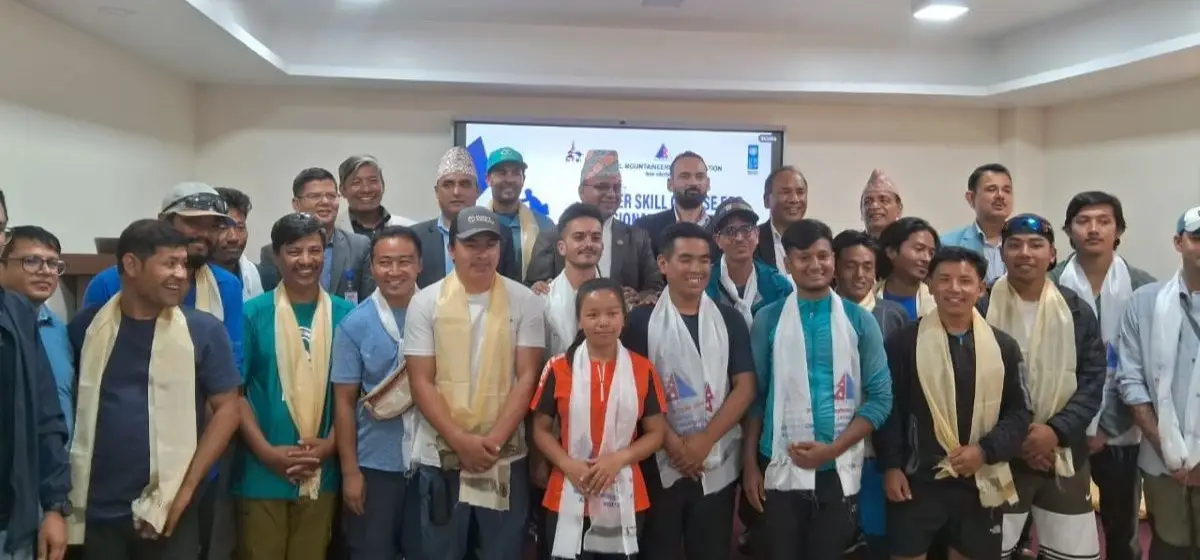 अपी हिमालको पहिलो आरोहणका लागि १५ सदस्यीय टोली प्रस्थान