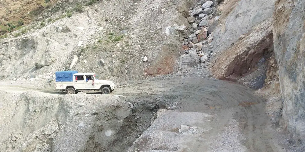 सडक बन्न नसकेको मतदाताको गुनासो