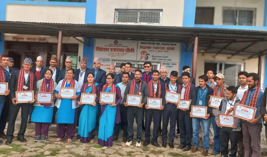 बैतडीमा उत्कृष्ट स्वास्थ्य संस्था र स्वास्थ्यकर्मी सम्मानित