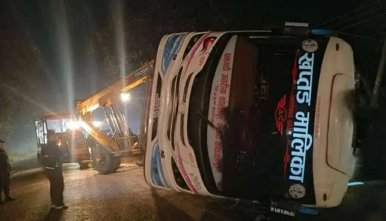 धनगढी आइरहेको बसको ठक्करबाट पैदलयात्रीको मृत्यु, बसमा सवार ५ घाइते