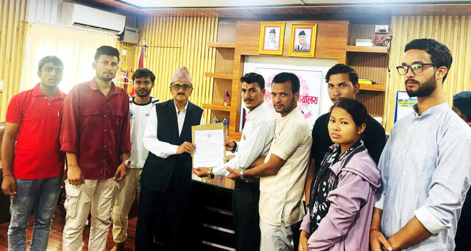 इम्बोस्ड नम्बर प्लेटको विरोध गर्दै कैलाली प्रशासनलाई ज्ञापन पत्र