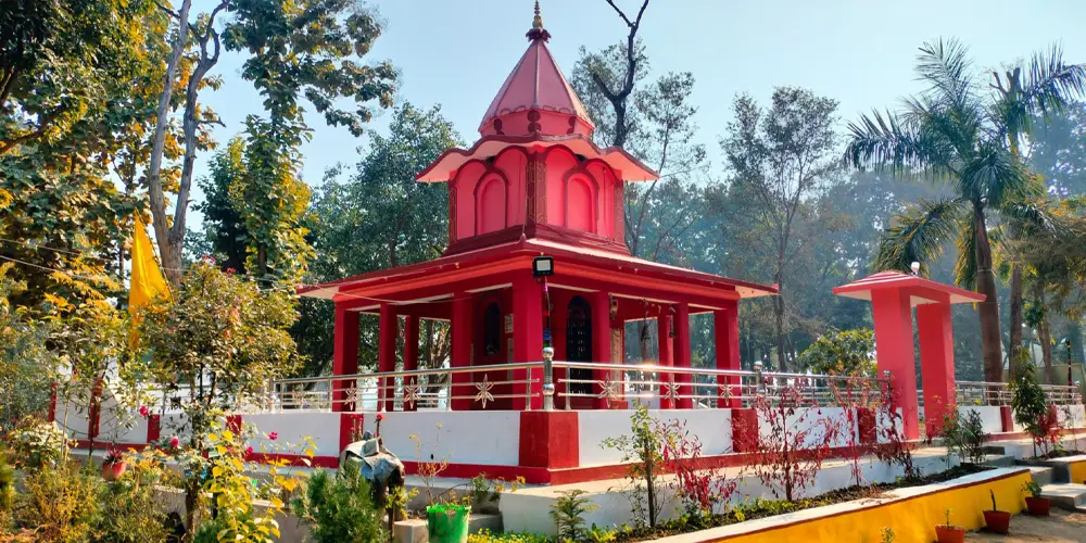 जीर्ण अवस्थामा रहेको शुक्लाफाँटाको  रामजानकी मन्दिर चन्दा उठाएर मर्मत