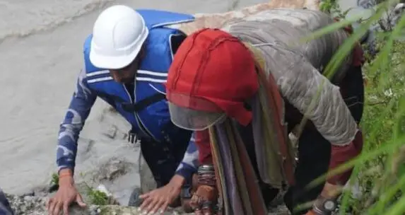 दार्चुलामा महाकाली नदीको बिचमा फसेका पुरुषको सकुशल उद्धार