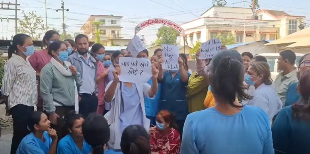 चाडपर्व खर्च, पोशाक र महङ्गी भत्ता माग्दै सेती प्रादेशिक अस्पतालमा कार्यरत करार सेवाका कर्मचारी आन्दोलित