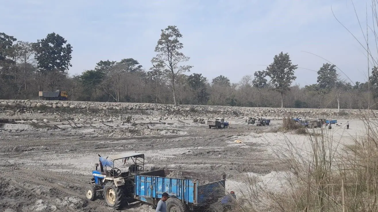 कर्णालीको पानी रोक्न बनाएको तटबन्धमूनि उत्खनन्