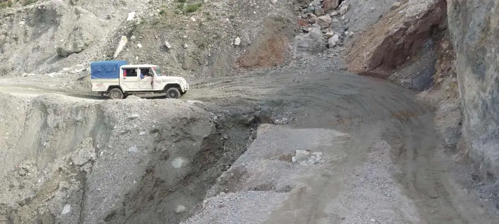 सडकका कारण स्थानीयलाई सास्ती