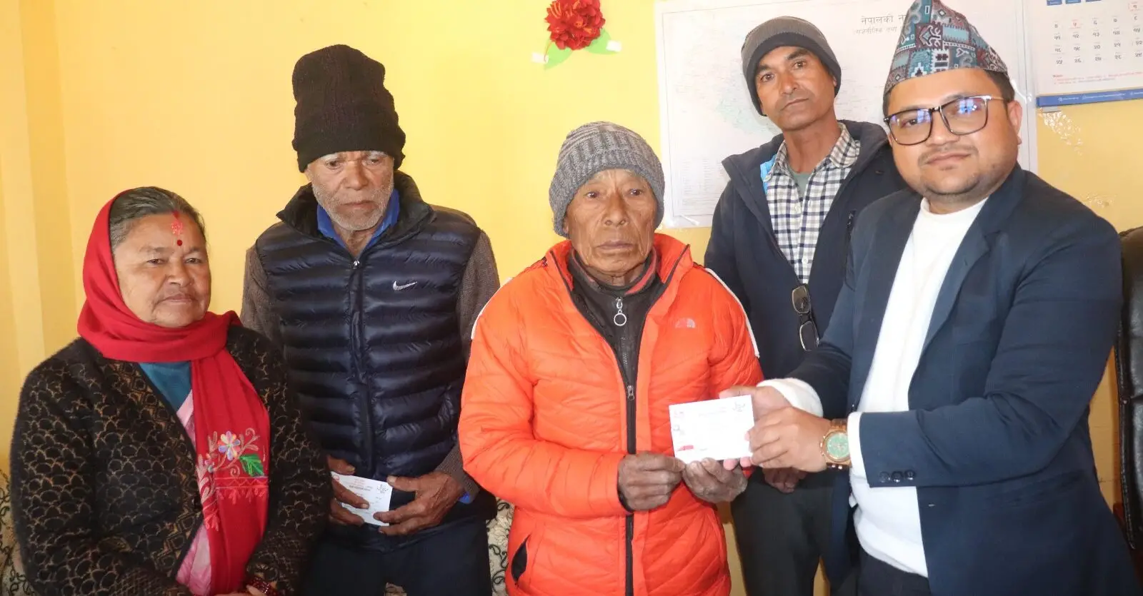 डडेल्धुरामा एक वृद्धले पाए ७४ वर्षमा नागरिकता