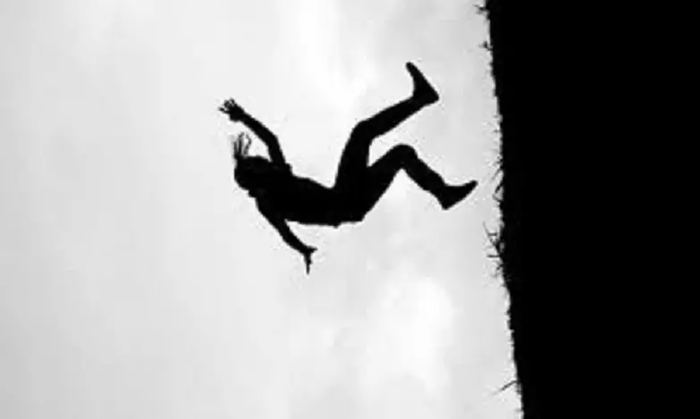 बैतडीमा भिरबाट लडेर एक निर्वाचन प्रहरीको मृत्यु