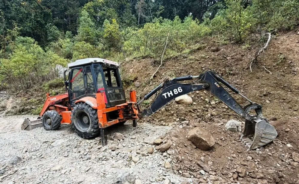 कैलालीको चुरे फेदमा अवैध उत्खनन्, ५ जना नियन्त्रणमा