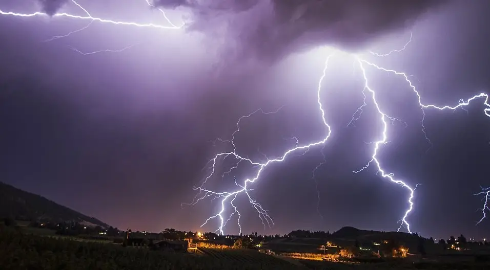 चट्याङ लागेर दुई बालक घाइते