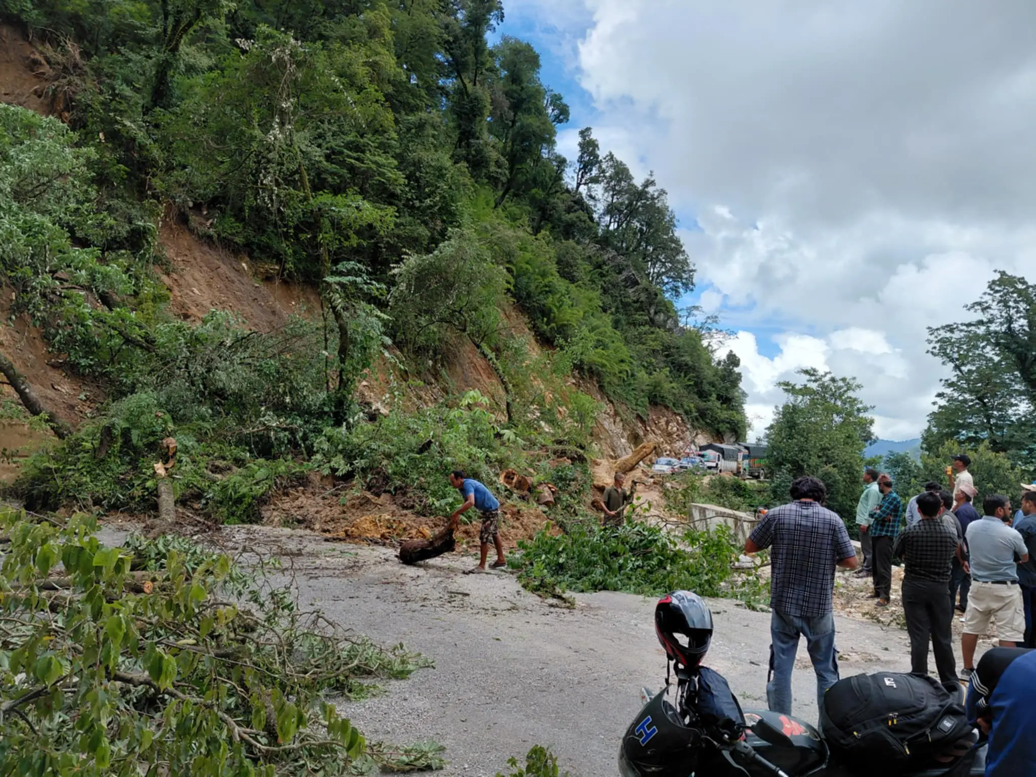 बैतडीको नाचन्थली नजिकै सडकमा पहिरो खस्दा राजमार्ग अवरुद्ध