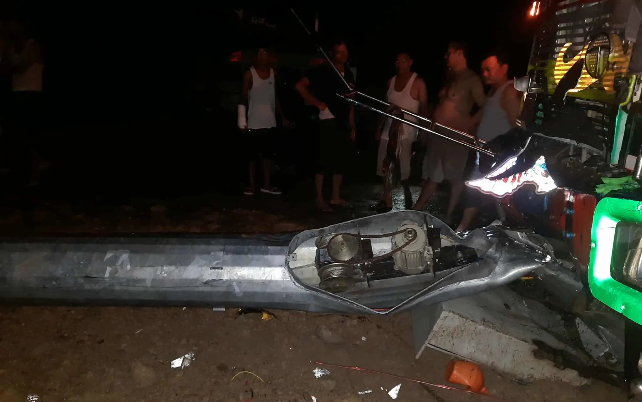 कैलालीमा बिच सडकमा राखिएको हाइमास्ट लाइटको पोलमा ट्रक ठोक्कियो