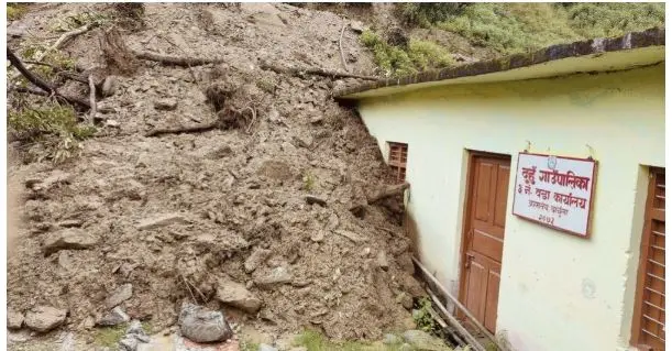 पहिरोले दार्चुलाको दुहुँ गाउपालिकाको वडा कार्यालयमा क्षति