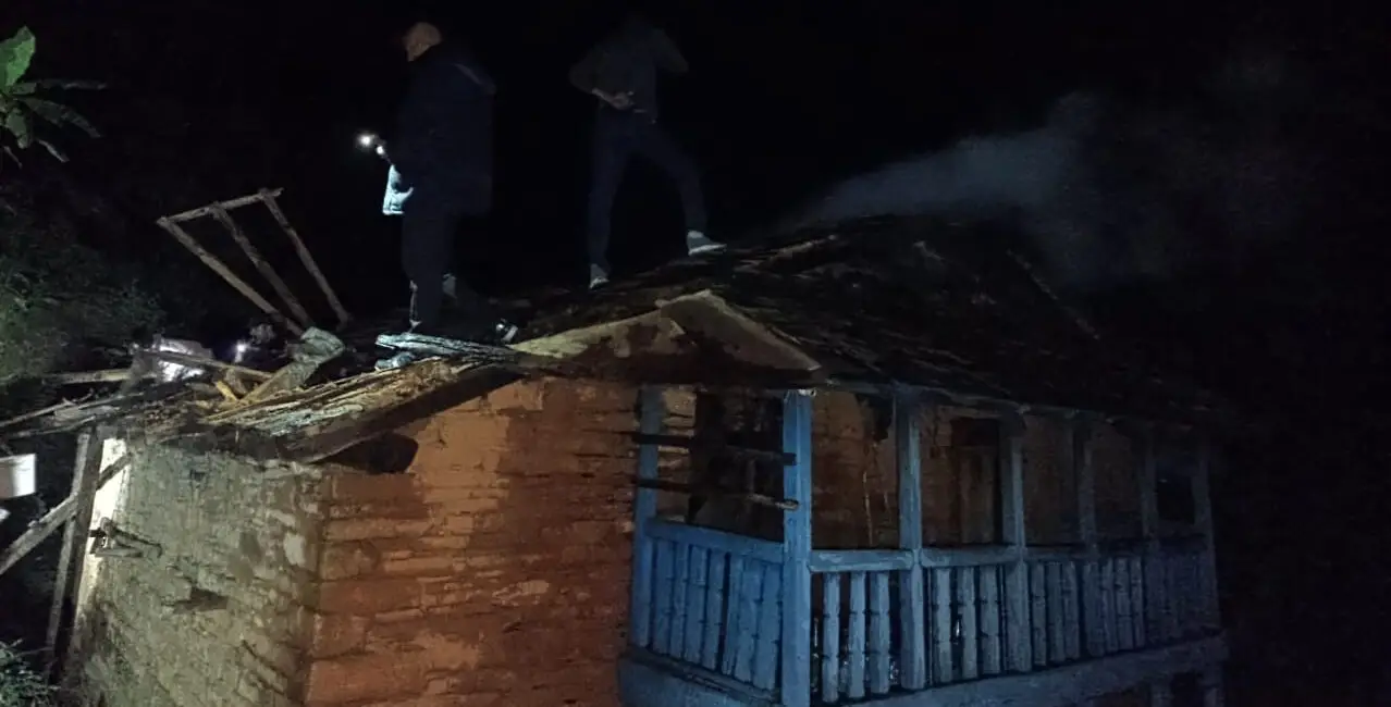 बैतडीका कृष्णानन्दभट्टको तीन तले घरमा आगलागी