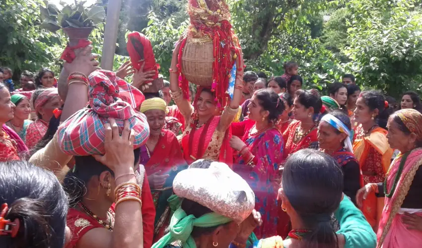 गौरा पर्वको आज तेस्रो दिन : ब्रतालु महिलाले ‘ठूली गौरा’ भित्र्याउँदै पूजा आराधना