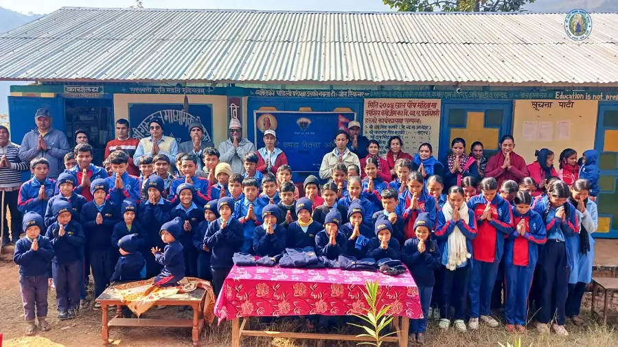 बैतडीका गुरुकुल माविका विद्यार्थीलाई न्यानो लुगा वितरण